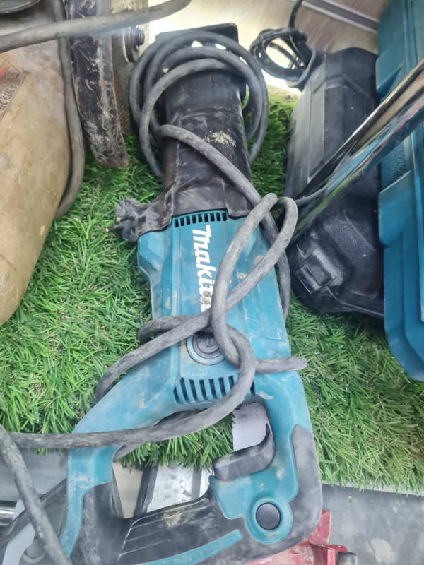 Сабельная пила Makita 3051