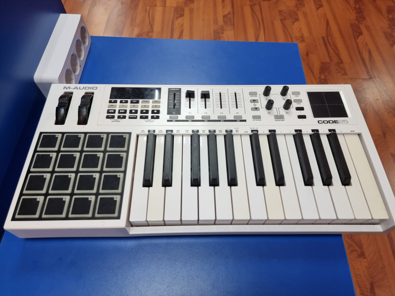 контролер M-Audio code 25